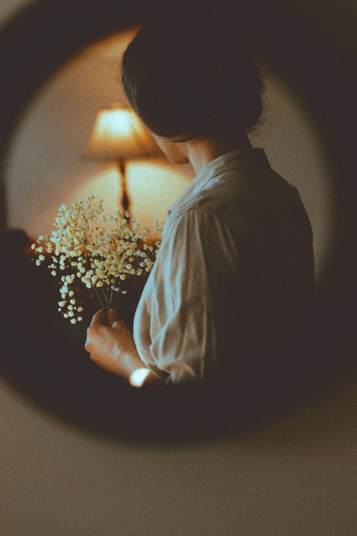 İçinde utanmak kelimesi olmayan 
Yeni bir lisan yarattılar.. 

Oysa biz denizlerin deniz, 
Yağmurların yağmur, 
Aşkların aşk, 
İnsanların insan olduğu
Masumiyet çağından geliyoruz.. 

İlhan İrem