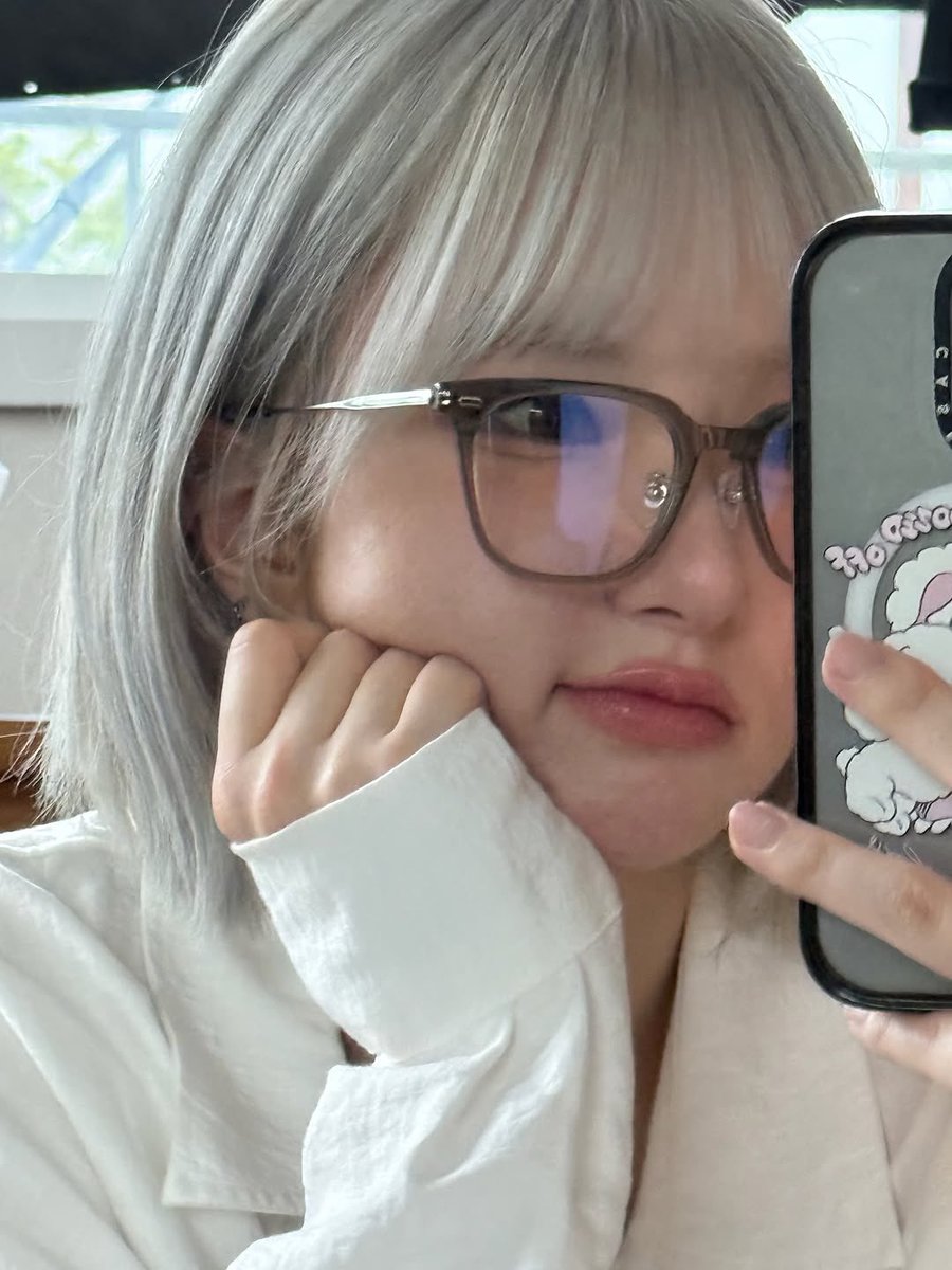 rllo_lldl's tweet photo. 안경쓰는 귀여운 토끼, 나다! 🥰 https://t.co/ejnT2VgS9Z