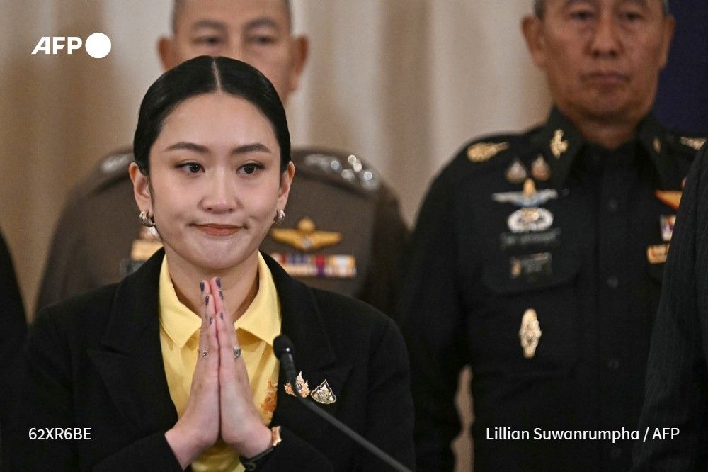 AFP's tweet photo. Thai Prime Minister Paetongtarn Shinawatra has held make-up talks with an army commander she criticised in a leaked phone call as she struggled to defuse a crisis threatening to topple her government.
https://t.co/devagH5Xc0 https://t.co/wBMiFB9bI2