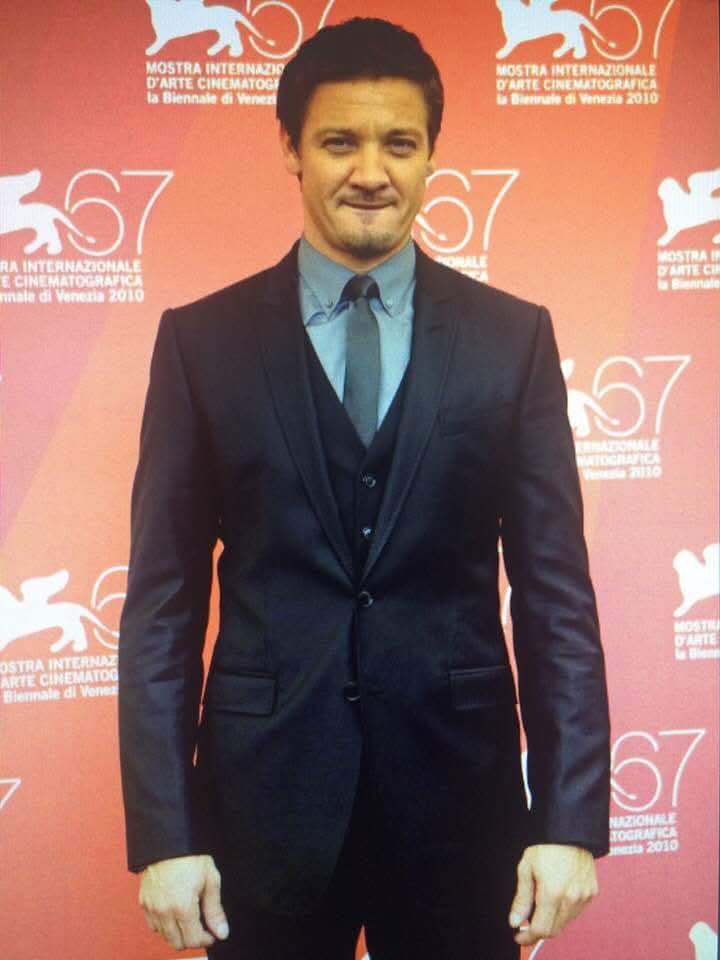 Rebecca31086297's tweet image. Happy t.g.i.f @JeremyRenner and have a good weekend