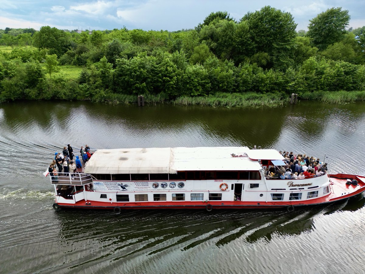 Pracownicy Energopomiaru z rodzinami – w sumie 180 osób! – wzięli udział w rejsie statkiem „Dziewanna" po Kanale Gliwickim. Dwu- i półgodzinna trasa obejmowała przepłynięcie śluzy Łabędy, podpłynięcie do siedliska kormoranów i powrót do Mariny Gliwice #gliwice #CSR