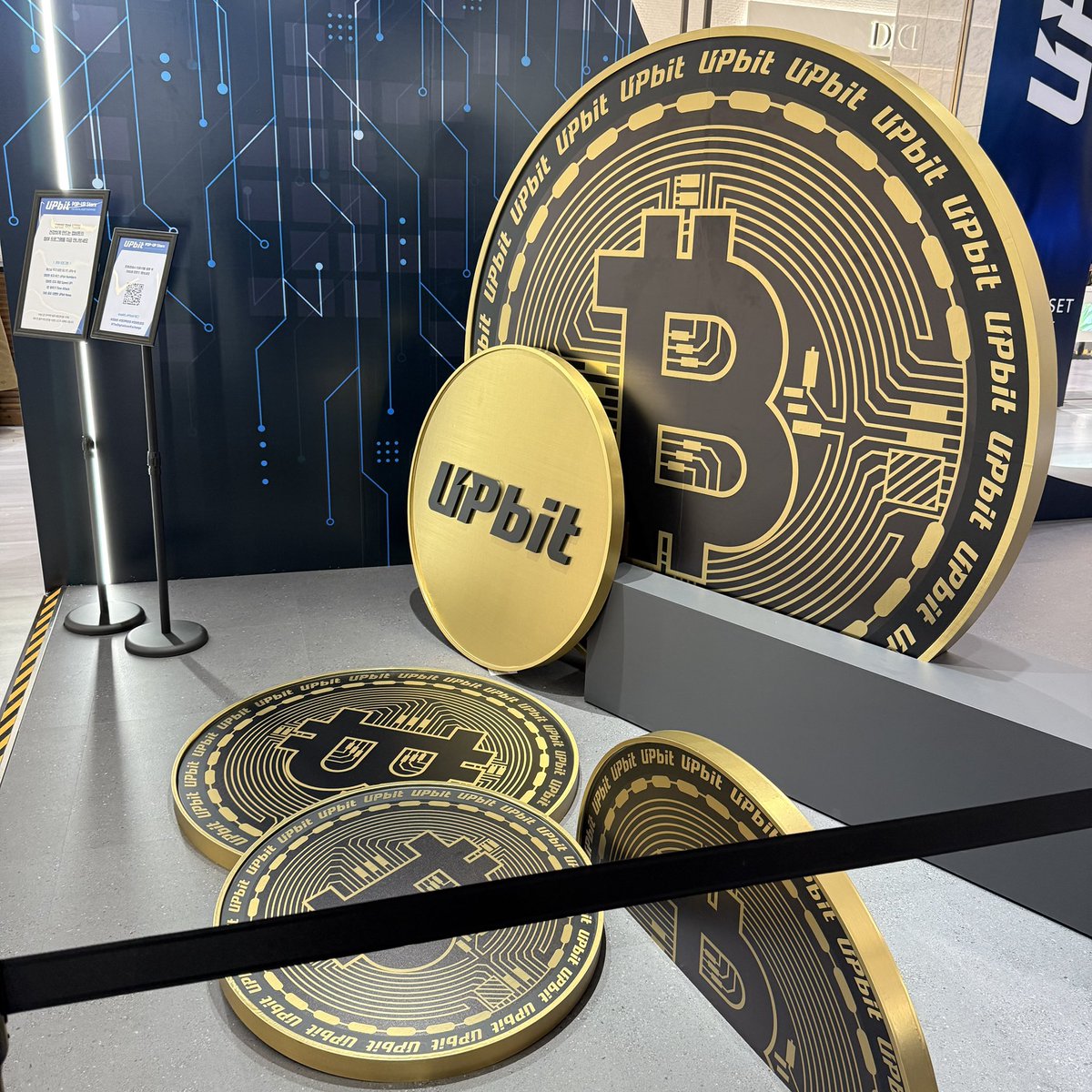 AlexBitcoin_KR's tweet photo. 판교 현백 1층에서 업비트 팝업스토어 하네요. 15분 정도 투자하면 BTC 1만원 or 3만원어치 받아갈 수 있네요 https://t.co/2q8K5vnGlW