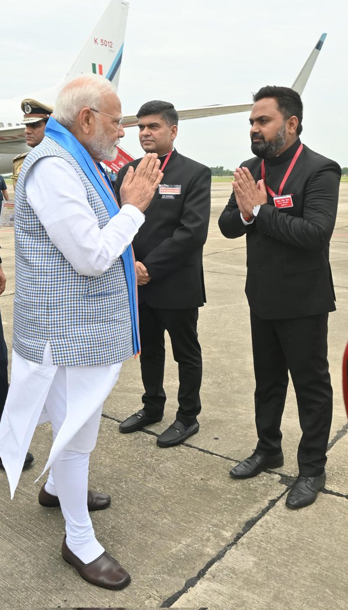 DM Kushinagar (@dm_kushinagar) on Twitter photo माननीय प्रधानमंत्री भारत सरकार श्री नरेंद्र मोदी जी के अन्तर्राष्ट्रीय एयरपोर्ट कुशीनगर पर ट्रांजिट आगमन पर शिष्टाचार भेंट की गई। <a href="/CMOfficeUP/">CM Office, GoUP</a> <a href="/UPGovt/">Government of UP</a> <a href="/MSTawarIAS/">Mahender Singh Tawar IAS</a> <a href="/InfoDeptUP/">Information and Public Relations Department, UP</a> @ChiefSecy_UP <a href="/myogioffice/">Yogi Adityanath Office</a> <a href="/narendramodi/">Narendra Modi</a> <a href="/PMOIndia/">PMO India</a> माननीय प्रधानमंत्री भारत सरकार श्री नरेंद्र मोदी जी के अन्तर्राष्ट्रीय एयरपोर्ट कुशीनगर पर ट्रांजिट आगमन पर शिष्टाचार भेंट की गई। <a href="/CMOfficeUP/">CM Office, GoUP</a> <a href="/UPGovt/">Government of UP</a> <a href="/MSTawarIAS/">Mahender Singh Tawar IAS</a> <a href="/InfoDeptUP/">Information and Public Relations Department, UP</a> @ChiefSecy_UP <a href="/myogioffice/">Yogi Adityanath Office</a> <a href="/narendramodi/">Narendra Modi</a> <a href="/PMOIndia/">PMO India</a>
