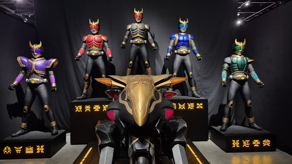 v91117's tweet photo. 3時間以上待ってようやく入場。
混雑しすぎ、展示多すぎ、文字小さすぎで情報読み込めないまま先へと進む。
平日にこんなに多くの人来るなんて全く想定してなかったんだろうな。
物販コーナーも長蛇の列で、20時までに買えるのか？
平日の朝にまた来るしかない。
#超クウガ展 https://t.co/veF3FBD8xB