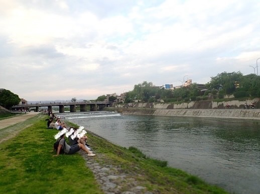 _sanzui's tweet photo. 久々に京都へ行ってきました。家族と初めて一緒に訪れる京都🦆

大雨と高湿度が織り成す賑やかな(！)旅路で、納涼床の立ち並ぶ鴨川を訪れたり旬の鱧づくし料理を堪能しました
ZINE『漁民の芸術』でお世話になっているホホホ座浄土寺店へご挨拶に伺ったところ、店主の山下さんとお会い出来ました。続↓ https://t.co/n75i9SLrsY