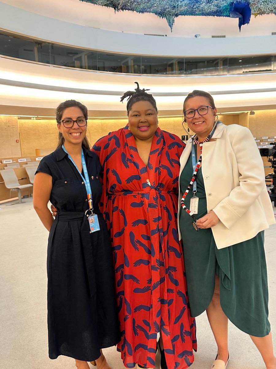 Chile 🇨🇱 en Ginebra (@chileonuginebra) on Twitter photo La representante permanente de Chile ante <a href="/UNGeneva/">United Nations Geneva</a>, Claudia Fuentes Julio; la relatora especial sobre el derecho a la salud, <a href="/drtlaleng/">Dr Tlaleng Mofokeng</a>; y la Dra. Alejandra Pizarro Ibáñez, agregada de salud, al finalizar el diálogo interactivo sobre el derecho a la salud en el marco del #HRC59 La representante permanente de Chile ante <a href="/UNGeneva/">United Nations Geneva</a>, Claudia Fuentes Julio; la relatora especial sobre el derecho a la salud, <a href="/drtlaleng/">Dr Tlaleng Mofokeng</a>; y la Dra. Alejandra Pizarro Ibáñez, agregada de salud, al finalizar el diálogo interactivo sobre el derecho a la salud en el marco del #HRC59