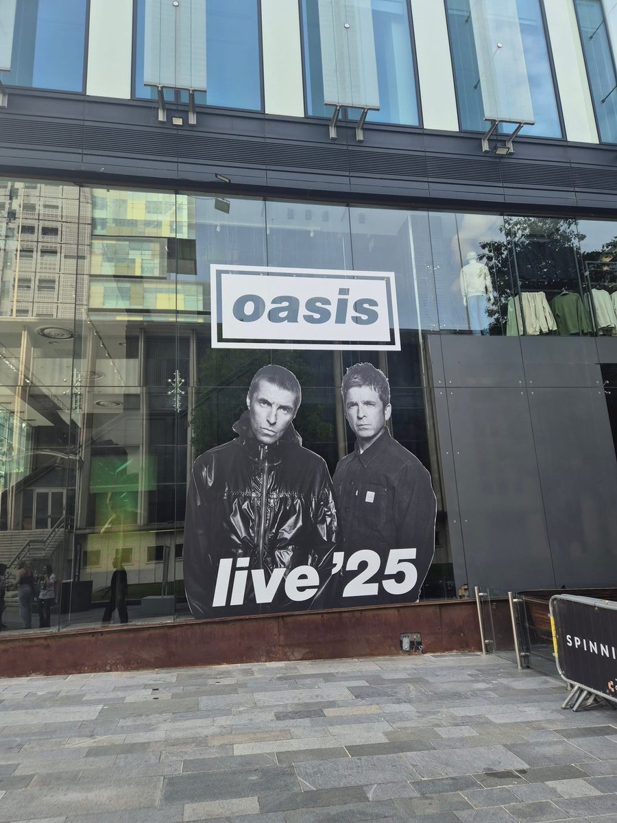 New pop up store in Manchester 👀

#Oasis25