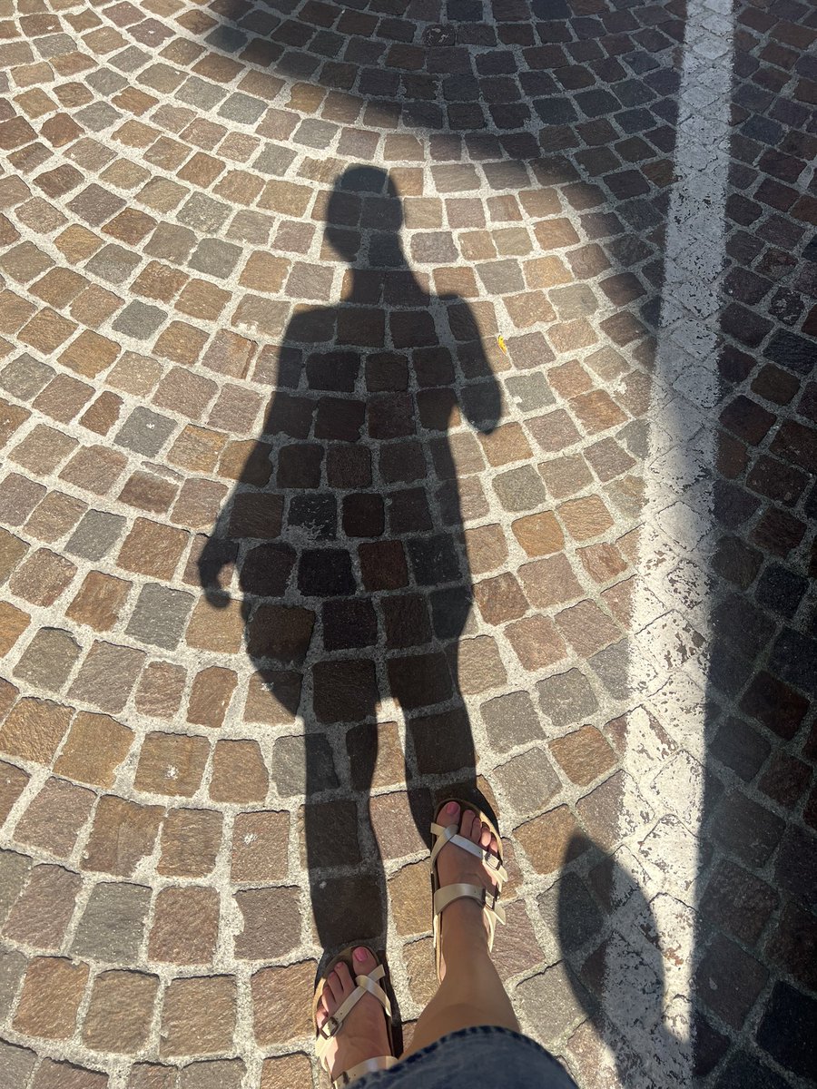 Fragt ihr euch eigentlich, wie ich in echt aussehe? 🤭🫦

Stellt euch jemanden vor, der euch mit einem Blick gehorchen lässt – selbstbewusst, kontrollierend, und immer einen Schritt voraus.

Außerdem ist der Gedanke heiß, dass du mir vielleicht sogar einmal über den Weg gelaufen