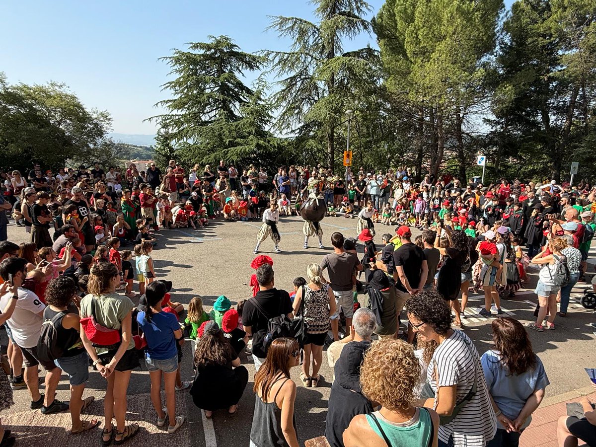 Dies especials a la nostra ciutat. L'esperit patumaire ho impregna tot. I rebre la Patum infantil a l'Hospital és un honor i una alegria!
Gràcies🫶

#hospitaldeBerga #Patum #Berga