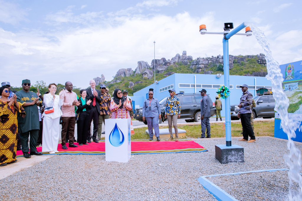 ikulumawasliano's tweet photo. Rais wa Jamhuri ya Muungano wa Tanzania, Mhe. Dkt. Samia Suluhu Hassan akibonyeza kitufe kuashiria uzinduzi wa  mradi wa maji wa Butimba mkoani Mwanza tarehe 20 Juni, 2025. mradi huu wa maji una uwezo wa kuzalisha maji lita milioni 48 kwa siku na hivyo kupunguza changamoto ya upatikanaji wa huduma ya maji katika Jiji la Mwanza kwa kuwanufaisha wakazi wa wapatao 450,000 katika maeneo ya Nyegezi, Mkolani, Buhongwa, Lwanhima, Fumagila, Sahwa, Igoma, Kishiri na Nyamhongolo.