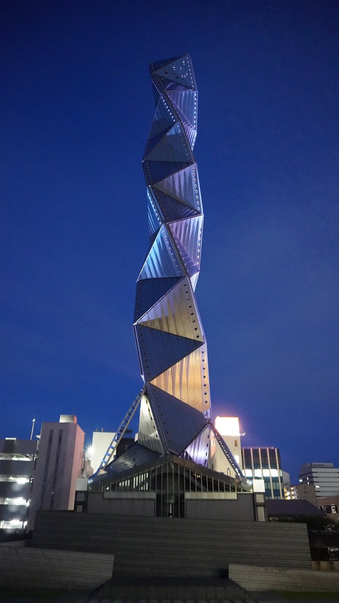 本日6月20日は #世界難民の日 。
水戸芸術館タワーもUNHCRブルーにライトアップされています。
arttowermito.or.jp/event/lineup/a…