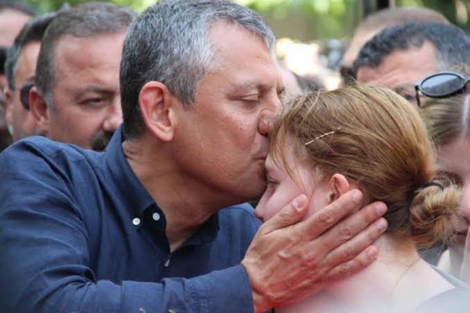 Ferdi Zeyrek'in kızı Nehir Zeyrek'i yarın üniversite sınavına Özgür Özel götürecek.