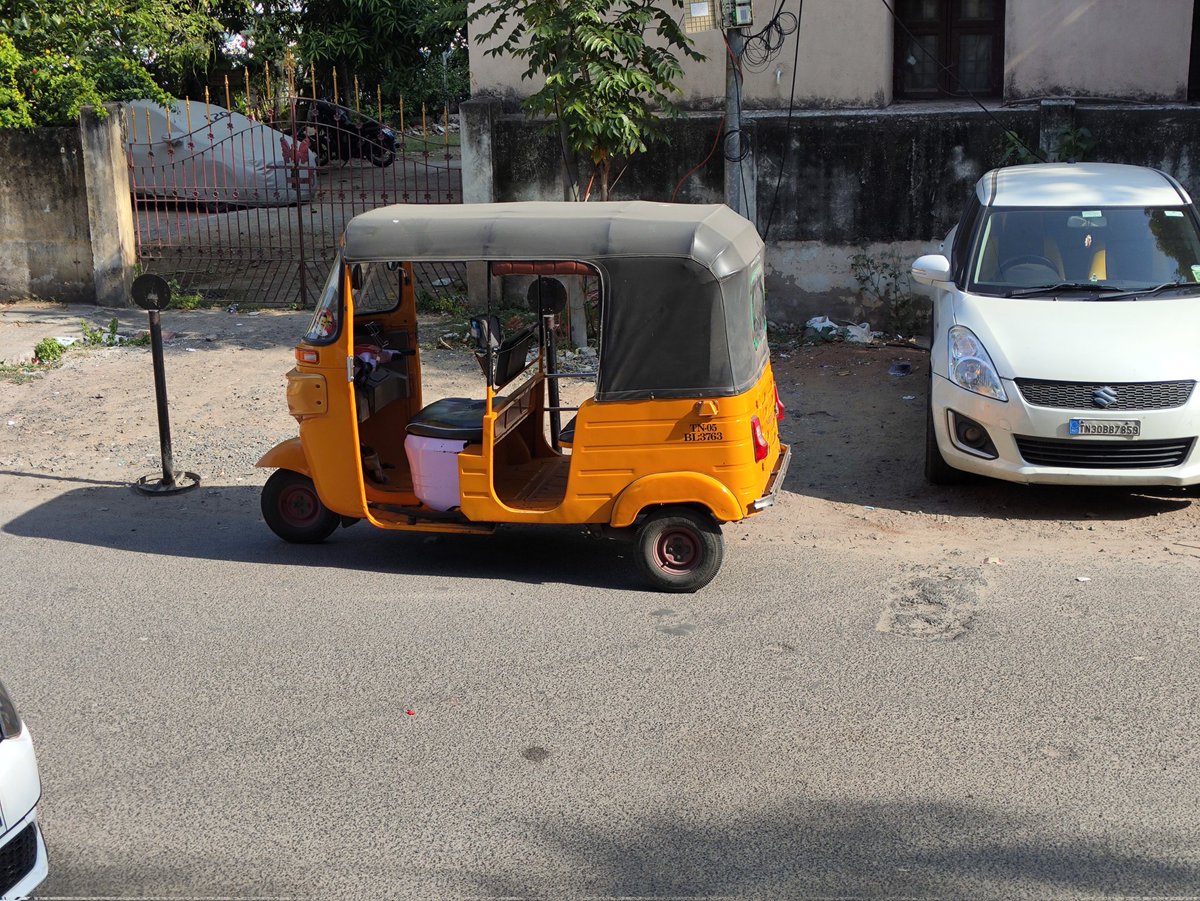 arjunmittu's tweet photo. @COPTBM Dear Sir, I had visited Dr.Agarwals eye hospital today 3.45pm when a auto guy parked in the middle of the road blocking the hospital parking when I honked he started shouting at me and threatening to damage my car which I have parked inside the hospital parking. https://t.co/pOdfggvhNn