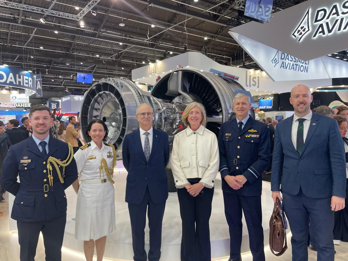 AusAmbFR's tweet image. L’Ambassadrice Lynette Wood a visité le @salondubourget avec la délégation 🇦🇺 L’occasion de découvrir les technologies de pointe d'entreprises françaises, telles que @thalesgroup et @SAFRAN, deux partenaires importants pour notre base industrielle et technologique de défense.