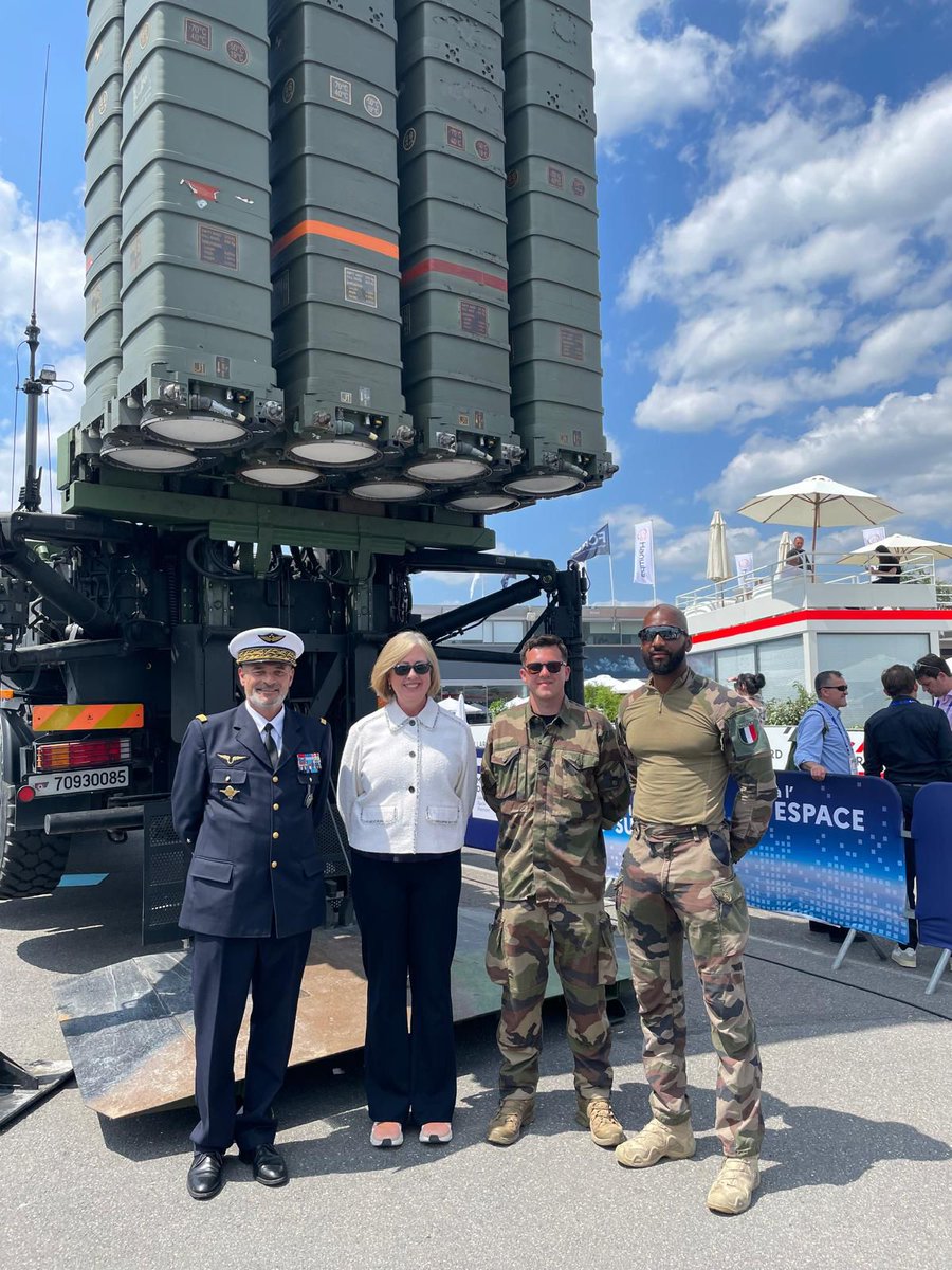 AusAmbFR's tweet image. L’Ambassadrice Lynette Wood a visité le @salondubourget avec la délégation 🇦🇺 L’occasion de découvrir les technologies de pointe d'entreprises françaises, telles que @thalesgroup et @SAFRAN, deux partenaires importants pour notre base industrielle et technologique de défense.