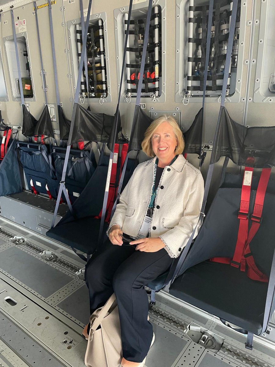 AusAmbFR's tweet image. L’Ambassadrice Lynette Wood a visité le @salondubourget avec la délégation 🇦🇺 L’occasion de découvrir les technologies de pointe d'entreprises françaises, telles que @thalesgroup et @SAFRAN, deux partenaires importants pour notre base industrielle et technologique de défense.
