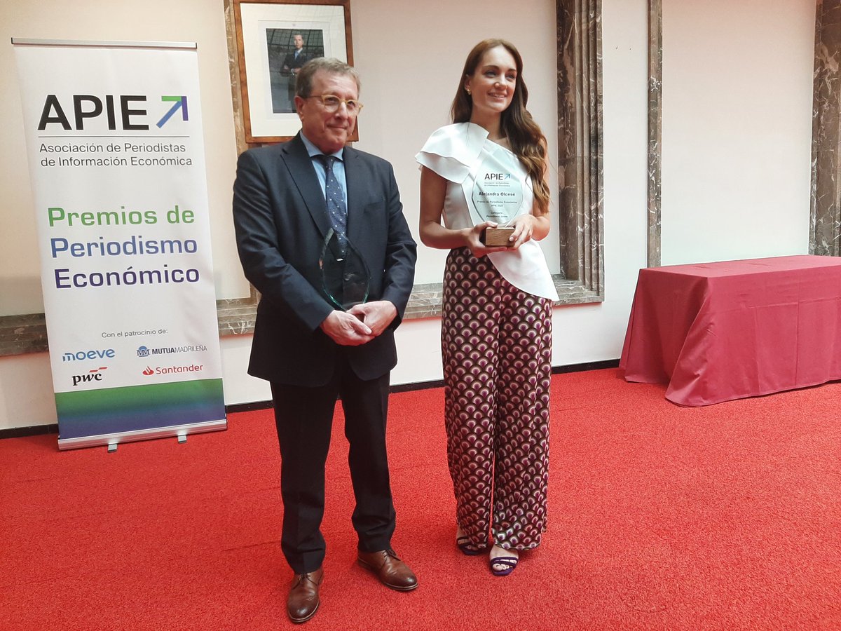 APIE_es's tweet image. Nuestros flamantes ganadores del #premiodeperiodismoAPIE 2025: @AlejandraOlcese y Carlos Sánchez @mientrastanto ¡Enhorabuena, compañeros!