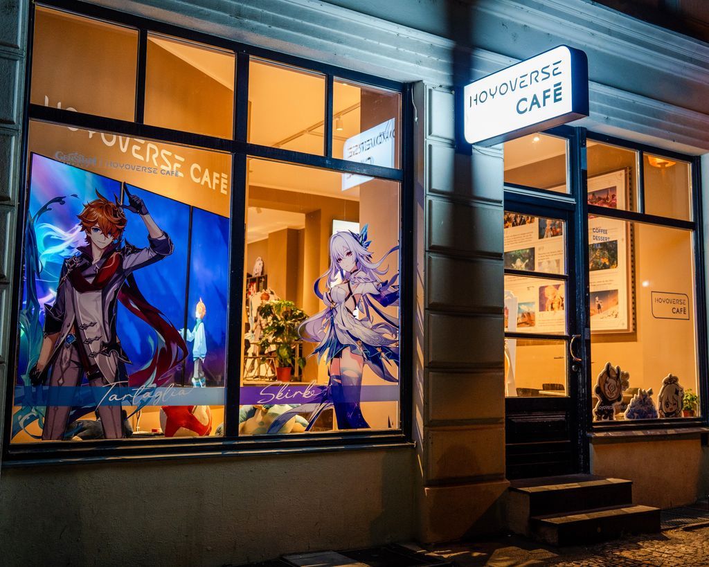 🎉Das HoYoverse Café ist offiziell eröffnet – mit dem @GenshinImpactDE 's Eröffnungsevent „Zu Kaffee und Gefährten“!
Hier ein paar Eindrücke von gestern Abend – kurz vor der großen Eröffnung.
Kommt vorbei &amp; feiert mit uns!
#HoYoverseCafe #GenshinImpact #GenshinHoYoverseCafe