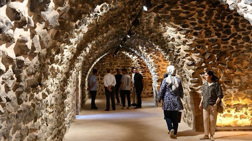 Die Restaurierungsarbeiten im Mor Kiryakus-Kloster, das im 5. Jahrhundert auf einer Fläche von 2 500 Quadratmetern im Dorf Ayrancı an den Ausläufern des Kıra-Gebirges erbaut wurde, wurden abgeschlossen und das 1600 Jahre alte Kloster wurde für den Tourismus geöffnet. 

Es wurde