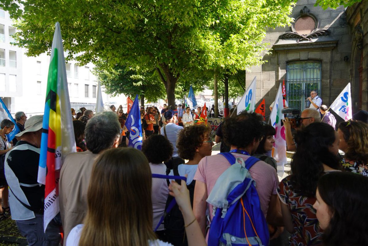 MarianneMaximi's tweet photo. Soutien aux personnels et parents mobilisés devant le rectorat de Clermont-Fd après l’agression d’un enseignant au collège Jeanne d'Arc.

Apres Gérard Philipe, Anatole France, les collèges du département sont à bout. Il est urgent d’y remettre des moyens éducatifs et sociaux. https://t.co/4pS4IggaqZ