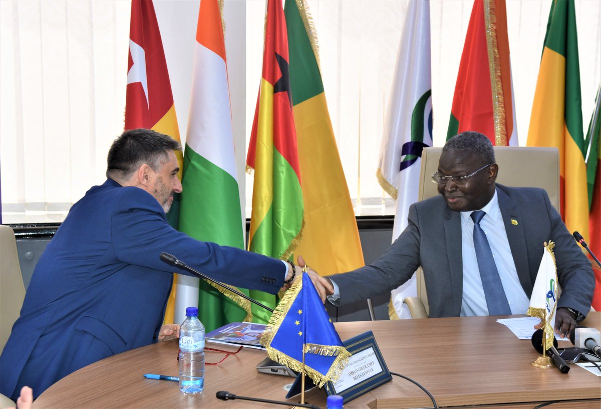 L’#UE renforce son partenariat avec l’UEMOA et la BOAD

La 3e phase du « Programme d’appui institutionnel à l’#UEMOA et à la #BOAD » d'un montant de 4,5 millions €, soit 2,5 milliards de F CFA a été lancée le 17/6 par l’ambassadeur de l’#UE au Burkina.

👉bit.ly/4jPurVr