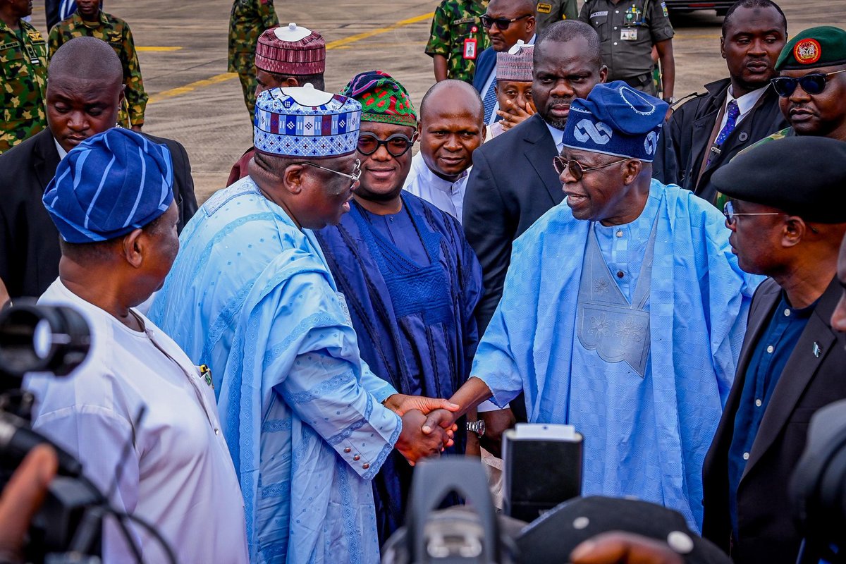 olascophotogra's tweet photo. His Excellency @Sen_AhmadLawan was with @officialABAT , @OndoStateG @Nigeriadefense1 at Yelewata where 200 innocent lives were brutally cut short by gunmen.
#benuemassacre #benueunderattack @benuestategovt https://t.co/EMsIsJvyUS