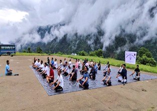 prodefgau's tweet photo. 🧘‍♂️ As part of #YogaDay2025 celebrations, personnel of 85 RCC under 756 BRTF, Project Arunank, performed yoga in the breathtaking natural beauty of Koloriang, Arunachal Pradesh.

🌿 Embracing wellness amidst the serene hills of the Northeast.

#ProjectArunank #BRO #Koloriang https://t.co/j8hUFta1PJ