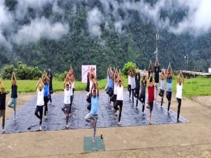 prodefgau's tweet photo. 🧘‍♂️ As part of #YogaDay2025 celebrations, personnel of 85 RCC under 756 BRTF, Project Arunank, performed yoga in the breathtaking natural beauty of Koloriang, Arunachal Pradesh.

🌿 Embracing wellness amidst the serene hills of the Northeast.

#ProjectArunank #BRO #Koloriang https://t.co/j8hUFta1PJ