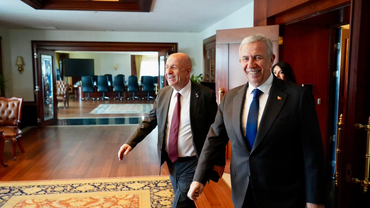 Şu fotoğraf birtakım çevreleri çok korkutmuş ,

Hatta öyle korkmuşlar ki

aştan ekmekten kesilmişler Maklube bile yiyemiyorlarmış .

Korkmayın Türk gelecek adalet gelecek .
Adil olacağız , hesap soracağız 🇹🇷