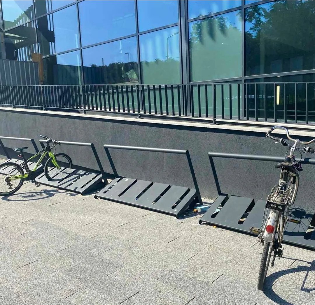 Železnička stanica Prokop ima nove parkinge za bicikle, i nije nam jasno ko im dizajnira ovaj nefunkcionalni metalni otpad jer taj u životu nije vezao bicikl lancem, U-lock ili bilo kojom drugom bravom. 
Ovako izgleda kada korisnike niko ništa ne pita. #Beograd 🚲#Bicikl