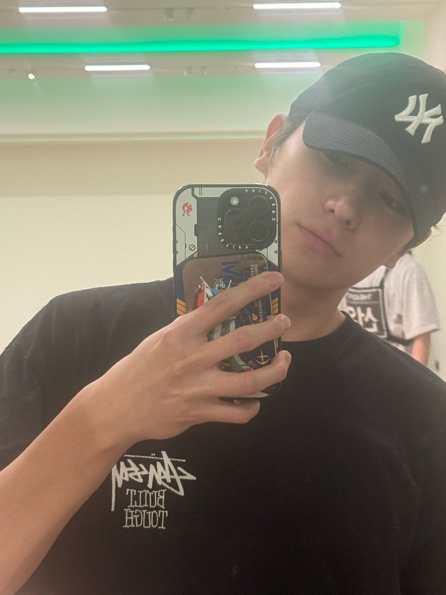 hyunjae shared the mirror selfie he promised on fromm ❤️