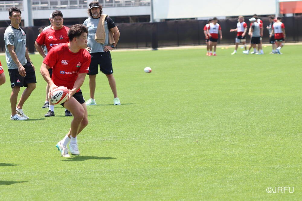 SA great Victor Matfield watches on at the Japan training camp. He’s working as a Technical Advisor for the JRFU 

📸 JRFU 

#rugbyjp