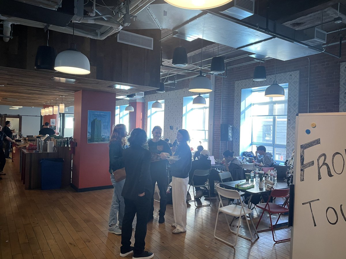 weezenhofnar's tweet photo. O ambiente está ao rubro na hackathon da
@huggingface.
Óptima energia, mentes brilhantes e exatamente a dose certa de caos.
A PrismaX está na mistura 🫡

@PrismaXai  :) https://t.co/2sbFEKnTMz