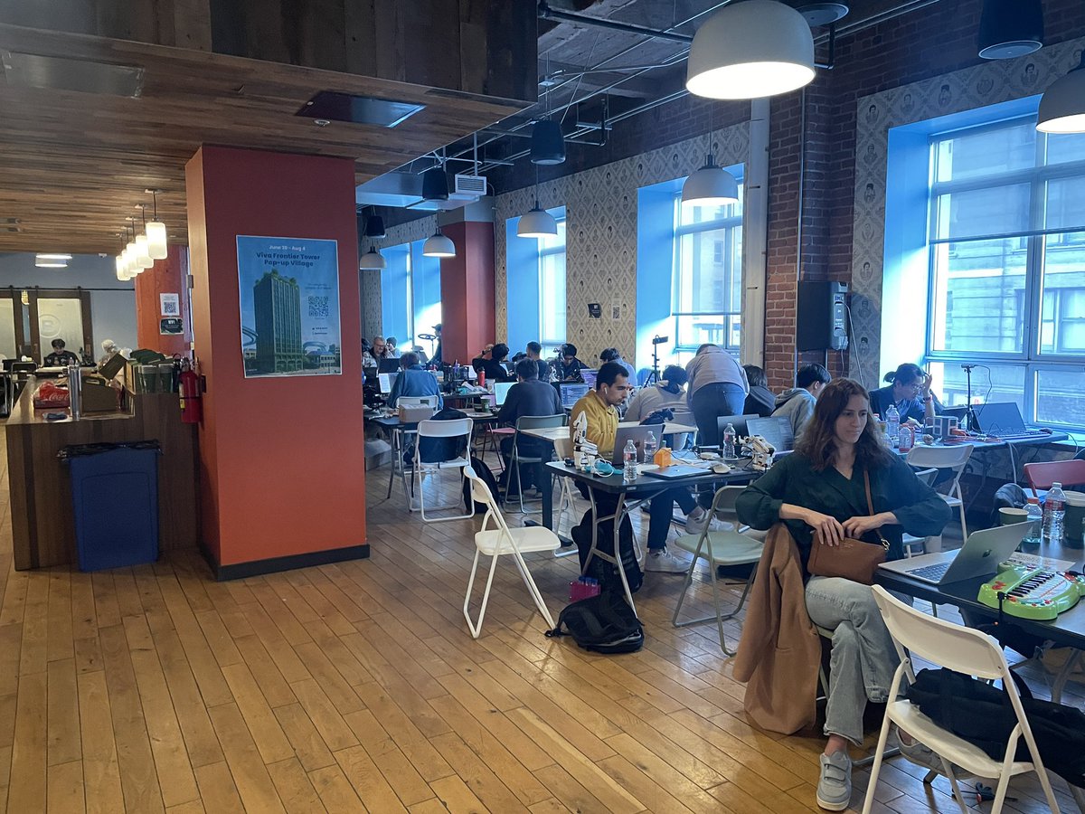weezenhofnar's tweet photo. O ambiente está ao rubro na hackathon da
@huggingface.
Óptima energia, mentes brilhantes e exatamente a dose certa de caos.
A PrismaX está na mistura 🫡

@PrismaXai  :) https://t.co/2sbFEKnTMz