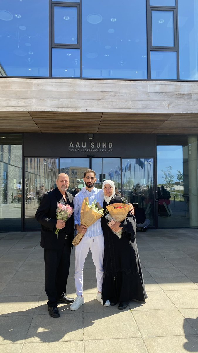 MahmoudSuhil's tweet image. Efter 3 år med kronisk søvnmangel, forhøjet koffeinindtag og studiestress i terminal stadie, er diagnosen endelig stillet: Bachelor i medicin - med 12 tal i sidste eksamen 💐☀️#Bachelor