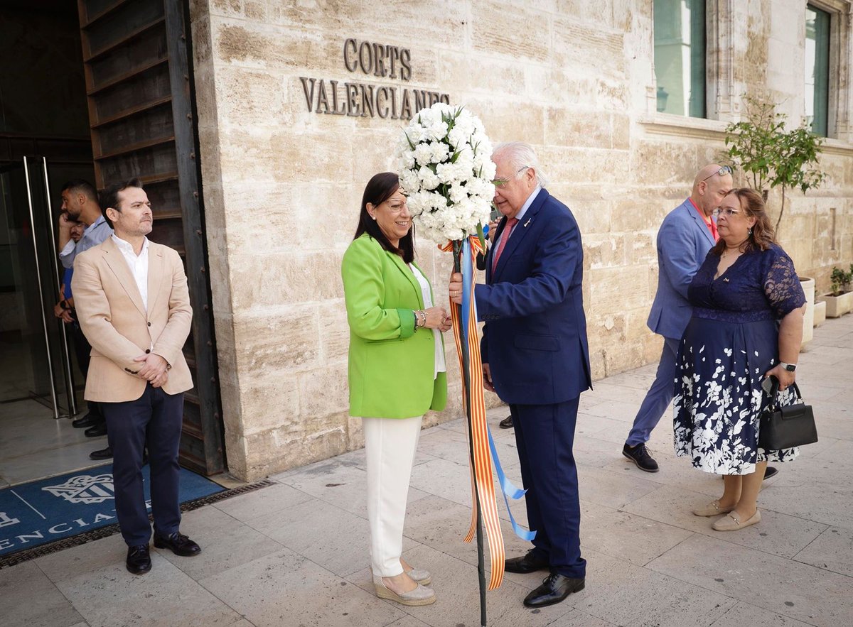 Corts Valencianes (@cortsval) on Twitter photo 📸 La president de les Corts Valencianes, <a href="/LlanosMasso/">Llanos Massó</a>, ha rebut el tradicional ‘pomell’ del Corpus
De mans del president de l'Associació Amics del Corpus, Francisco Esteve, i la vicepresidenta de l'associació, Ana Nebot 📸 La president de les Corts Valencianes, <a href="/LlanosMasso/">Llanos Massó</a>, ha rebut el tradicional ‘pomell’ del Corpus
De mans del president de l'Associació Amics del Corpus, Francisco Esteve, i la vicepresidenta de l'associació, Ana Nebot