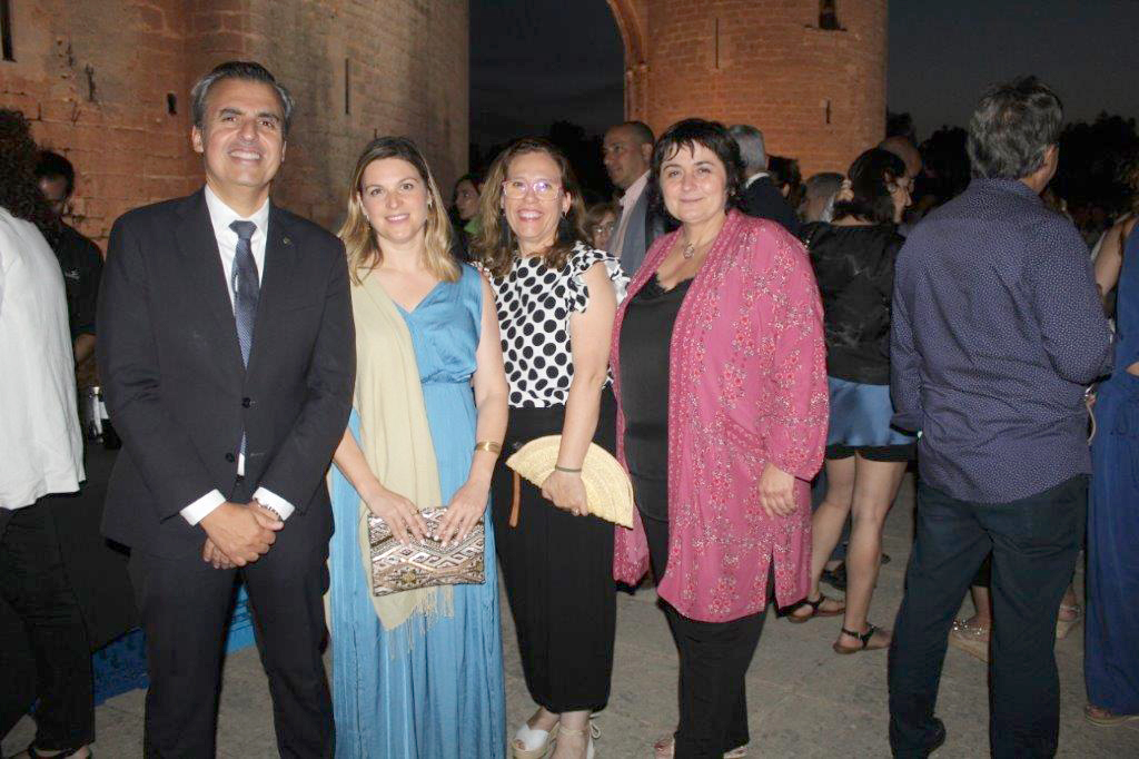 La Jefa de Estudios de Educación, Maria Magdalena Cortès, y la Coordinadora del Máster del Profesorado, Blanca Ballester Morell, asistieron en representación del CESAG a la II Nit de l'Educació organizada por Escola Catòlica en el Castillo de Bellver.
Gracias por la invitación y