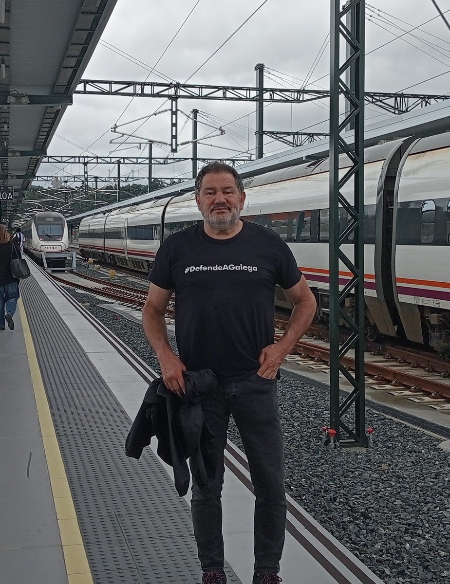 Manuel Pampín (@manuelpampins) on Twitter photo Na vida é complexo saber cal será o último tren, pero a CRTVG dirixida por activistas da Xunta e do PP está nunha vía morta. E o futuro preséntase tenebroso coma nunca, mais aínda seguimos aquí (Sés). Grazas ás que continuades pelexando. Exemplo de dignidade.
<a href="/DefendeAGalega/">DefendeAGalega</a> Na vida é complexo saber cal será o último tren, pero a CRTVG dirixida por activistas da Xunta e do PP está nunha vía morta. E o futuro preséntase tenebroso coma nunca, mais aínda seguimos aquí (Sés). Grazas ás que continuades pelexando. Exemplo de dignidade.
<a href="/DefendeAGalega/">DefendeAGalega</a>