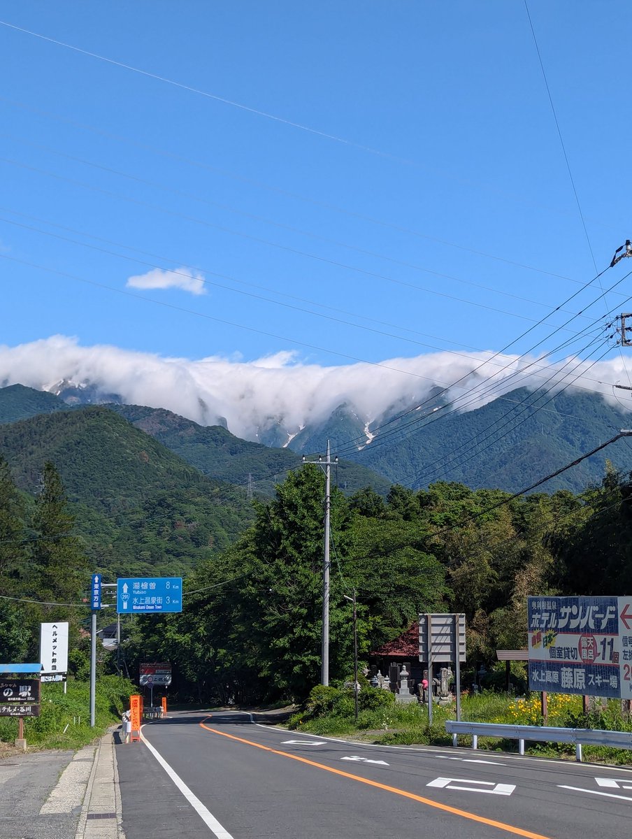 tabitetu_N's tweet image. 太平洋側と日本海側を隔てる山脈がそれぞれの気候に大きな影響を与えているという事を改めて実感させられた光景だった