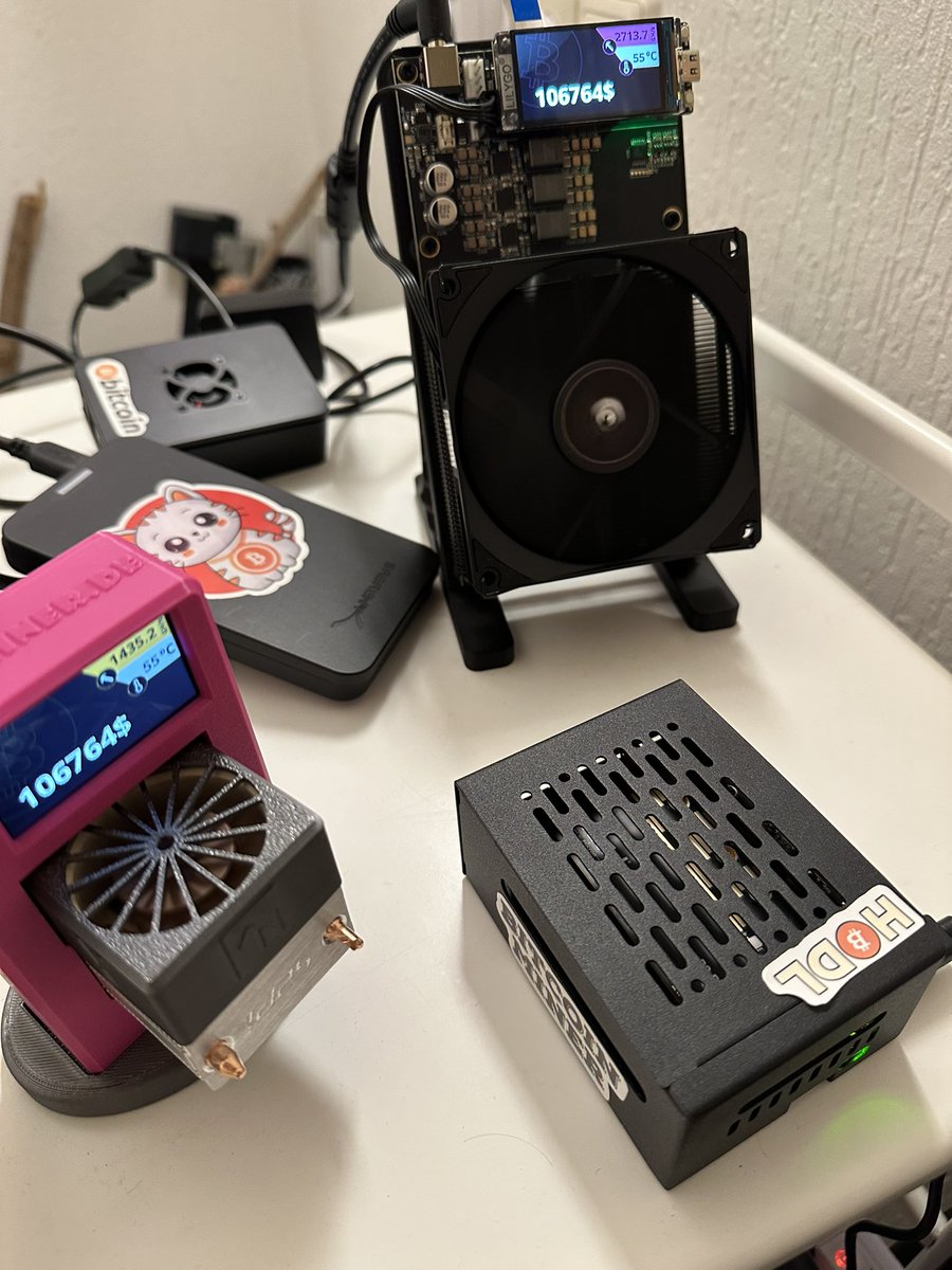 NadaTec9's tweet photo. Manchmal wünsche ich mir, ich wäre eine Frau mit „normalen“ Interessen. 💅
Nur weil ich vor 10-15 Jahren irgendwas mit IT studiert habe 👩‍💻, dachte ich, ich bekomme das locker hin. So einfach war es dann nicht, aber ich habe meine Lernkurve extrem erhöht, mal wieder Hardware in der Hand gehabt, das Terminal von innen gesehen, das US-Tastaturlayout wieder lieben gelernt und btw die Grenzen der KI ausgetestet.
Ich weiß, dass Bitcoin-Mining in Deutschland nicht rentabel ist, aber ich hatte noch etwas Fiat zum Investieren übrig und weiß auch, dass ich Deutschland und die EU in einem halben Jahr verlassen werde. 🙋‍♀️

Vielen Dank an @nerdminer_de und @nerdminerstore  - ihr wart das Unkomplizierteste an meinen kleinen Mining-Setup...

Das #Bitcoin Rabbit-Hole hat keinen Ausgang