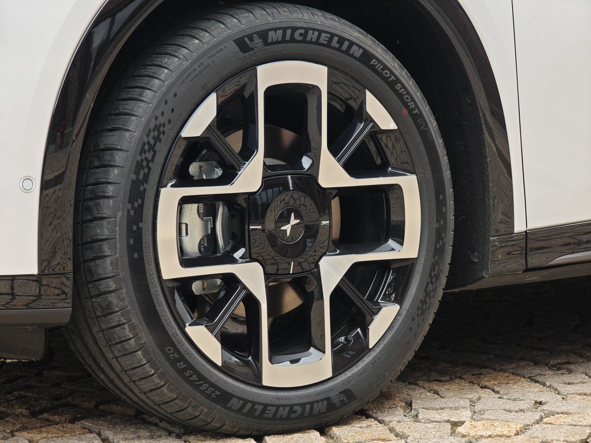 We test-drove the XPeng G7 in advance—here are some quick takeaways:

1. The chassis tuning prioritizes pure comfort, but it's a more refined kind of comfort. It’s closer to the G9 in how it handles bumps and road imperfections.

2. Energy efficiency is impressive. Even models