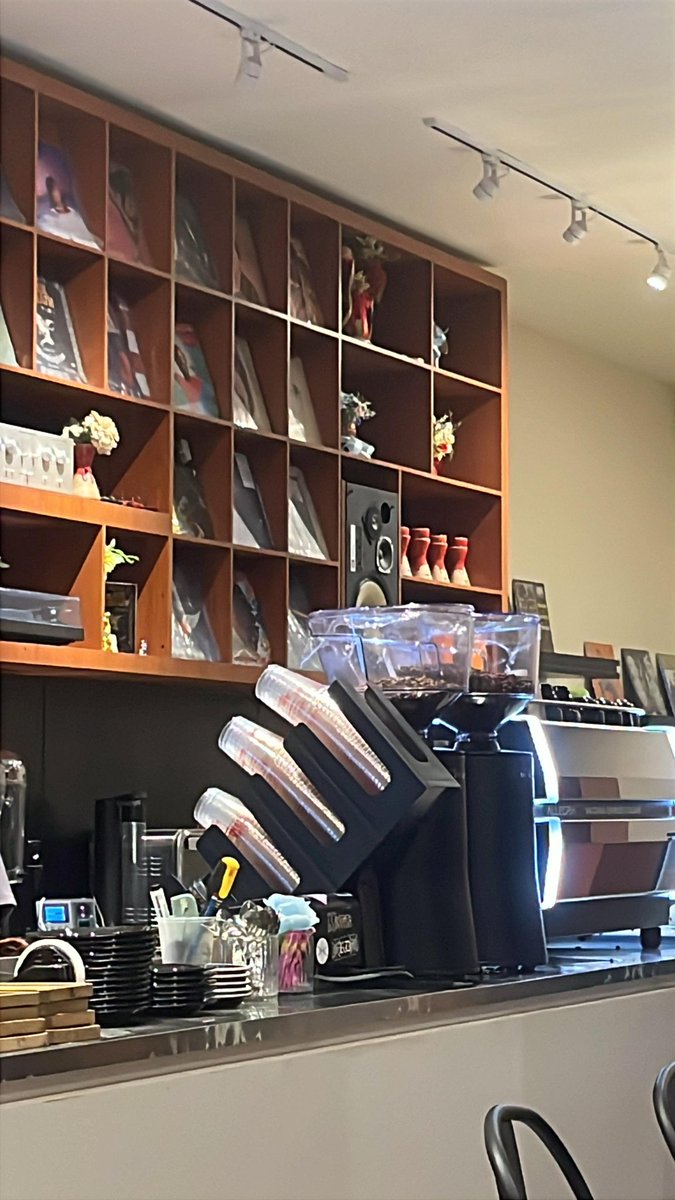 1https_ednid's tweet image. Just out here romanticizing life with coffee (pokoknya harus ngopi)