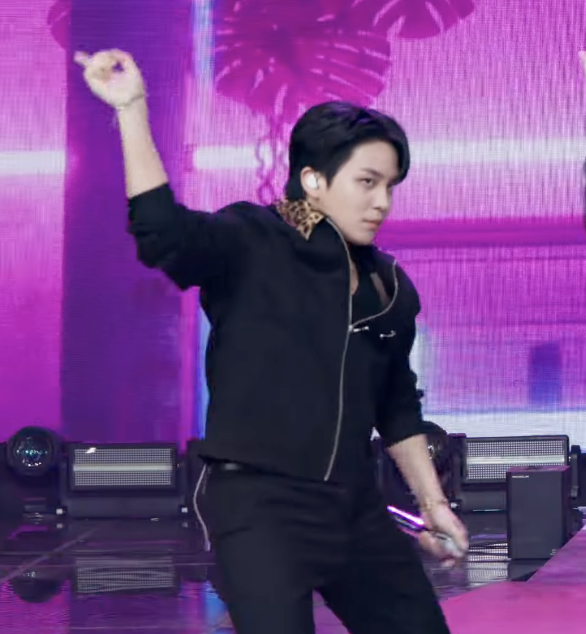 hehetsohvi's tweet photo. jongho you wanna post black tank top pics so bad https://t.co/T9FPTZo9EB