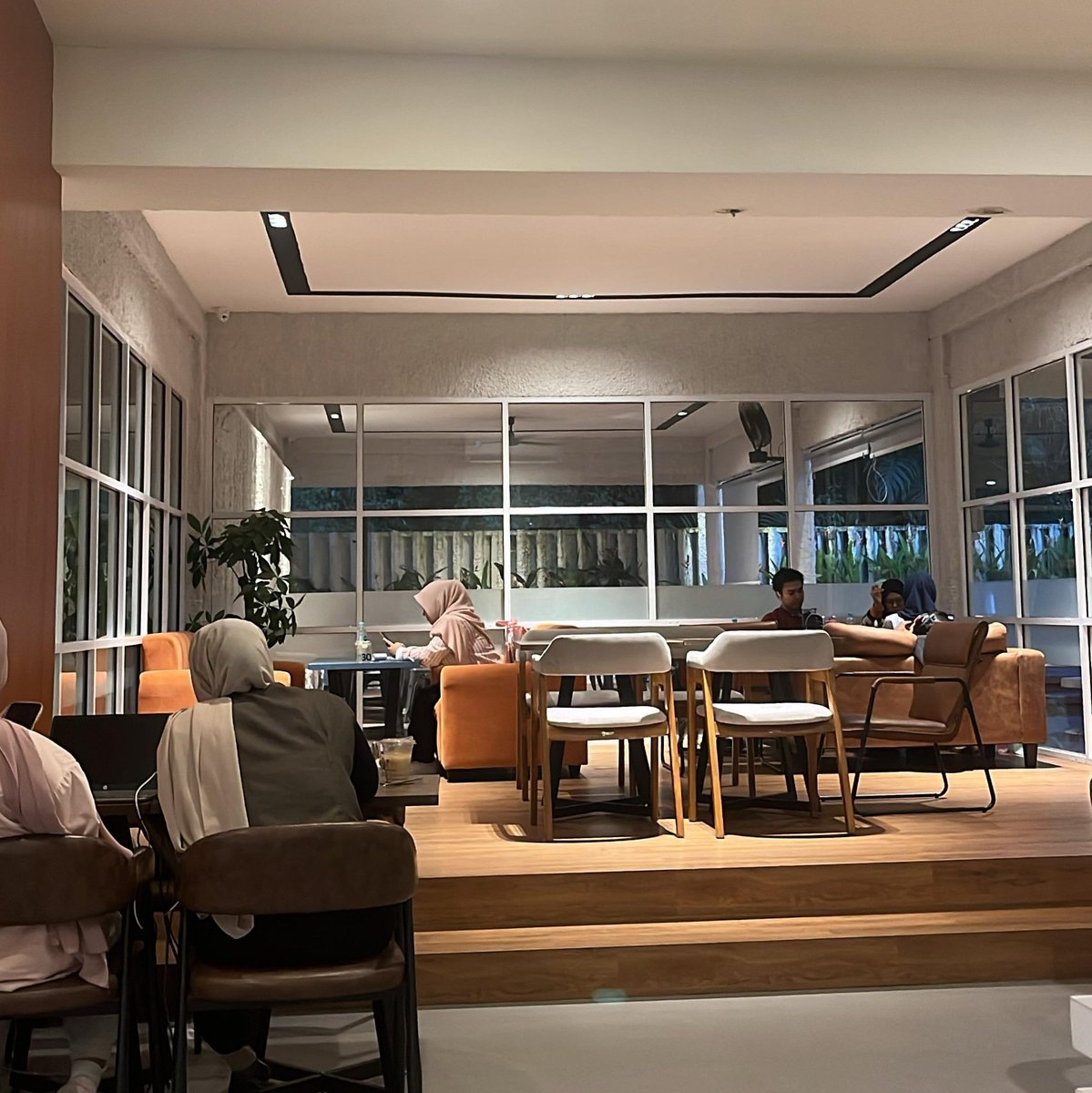 1https_ednid's tweet image. Just out here romanticizing life with coffee (pokoknya harus ngopi)