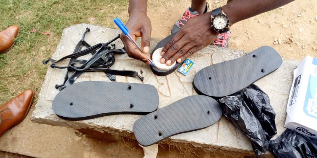 LangateSonek's tweet photo. ON JOUE AU NGBABA DEMAIN SAMEDI 21 JUIN 2025 À 7H 30MIN SUR LE TERRAIN DE L’UNIVERSITÉ DE BANGUI.

La survie de notre culture dépend de la manière à la quelle nous la conservons / pratiquons.

Merci de venir muni de ton bâton (🧑‍🦯CROSS), nous nous occuperons du reste 🇨🇫🥳

#S_L https://t.co/W7X2cmnQs0