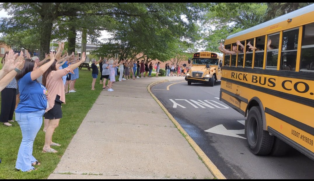 Last day tradition...waving off the buses. Happy summer! 🏫
#BearTavernPride 💙