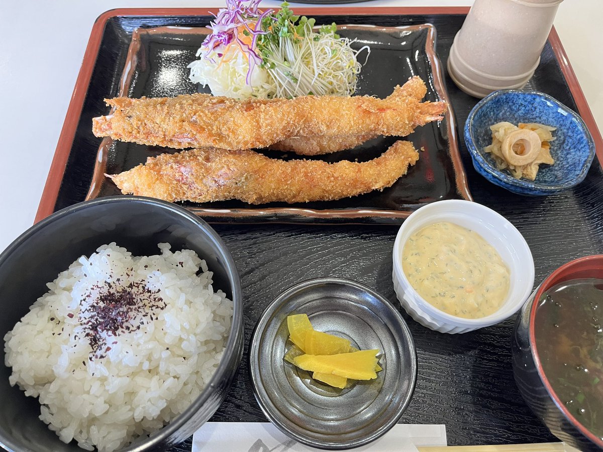 puffy1679cb's tweet photo. 室生寺近くの食堂　室生路
エビフライが有名で一度食べてみたいと思っていました。
写真は普通のエビフライ定食で更にでかいジャンボエビフライ定食もあります。 https://t.co/Fh4jwocUry