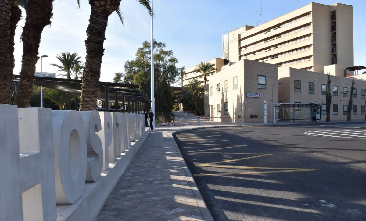 Generalitat (@generalitat) on Twitter photo 🆕🏥 <a href="/GVAsanitat/">GVA Sanitat</a> crea una unitat d'hospitalització infantojuvenil en matèria de #salutmental a Elx
🛌 Comptarà amb 6 llits d'hospitalització per a menors amb trastorns mentals greus
👩⚕️ Disposarà d’una plantilla de 25 professionals
🔜 Previst per a l’últim trimestre de l’any 🆕🏥 <a href="/GVAsanitat/">GVA Sanitat</a> crea una unitat d'hospitalització infantojuvenil en matèria de #salutmental a Elx
🛌 Comptarà amb 6 llits d'hospitalització per a menors amb trastorns mentals greus
👩⚕️ Disposarà d’una plantilla de 25 professionals
🔜 Previst per a l’últim trimestre de l’any