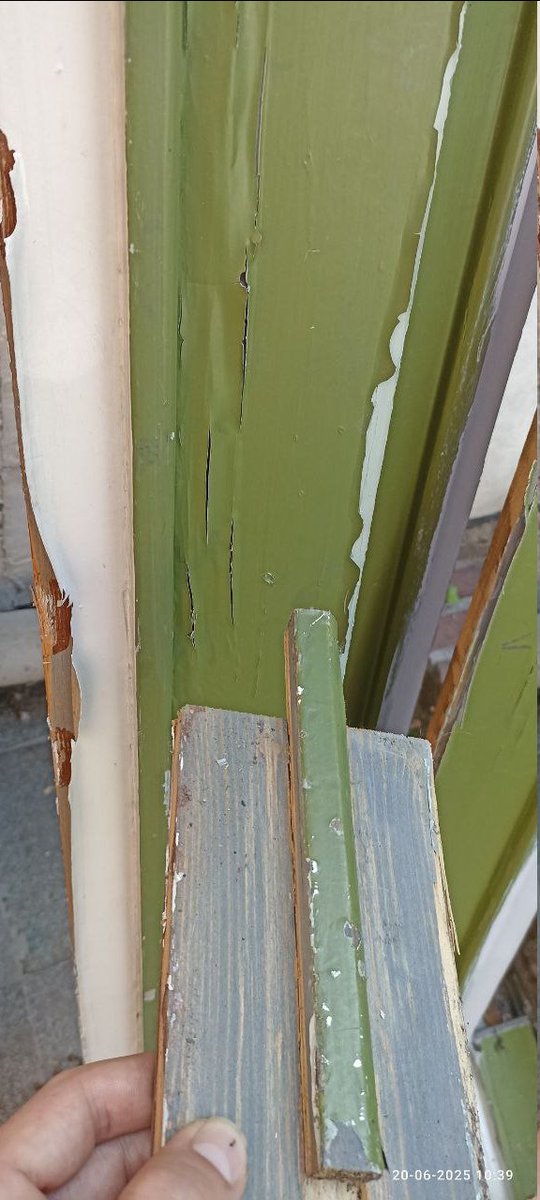 Architetto Polemico (@polemicarc) on Twitter photo Hey <a href="/TheDoorRestorer/">The Door Restorer</a> look at this old paint: it peeled off by itself after leaving those scrap door frames a couple days in the sun and rain.
The wood is undamaged, yet the paint is gone! What an interesting property.
BTW what's that grey undercoat layer? Hey <a href="/TheDoorRestorer/">The Door Restorer</a> look at this old paint: it peeled off by itself after leaving those scrap door frames a couple days in the sun and rain.
The wood is undamaged, yet the paint is gone! What an interesting property.
BTW what's that grey undercoat layer?