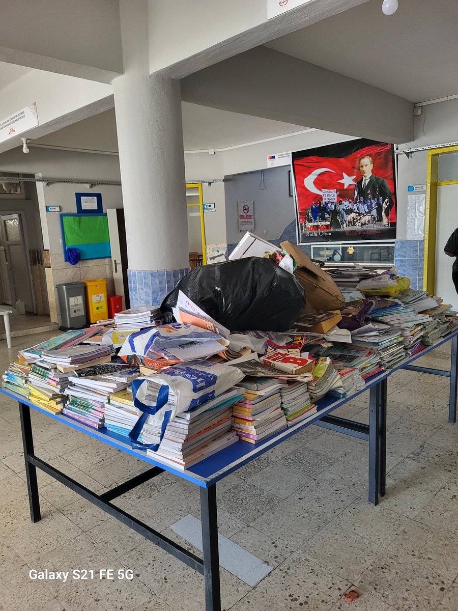 Eski kitaplarımız geri dönüşüme hazır. Gezegenimiz için, ülkemiz için küçük bir çaba ... <a href="/MersinMEM/">Mersin İl Millî Eğitim Müdürlüğü</a> <a href="/fazilet_durmus/">Fazilet Öğretmen 🇹🇷</a> <a href="/SilifkeArGe/">Silifke Mem</a> <a href="/kltiinerolu/">Fevzi Kültiğin Eroğlu</a> <a href="/sifiratikgov/">Sıfır Atık Türkiye</a>